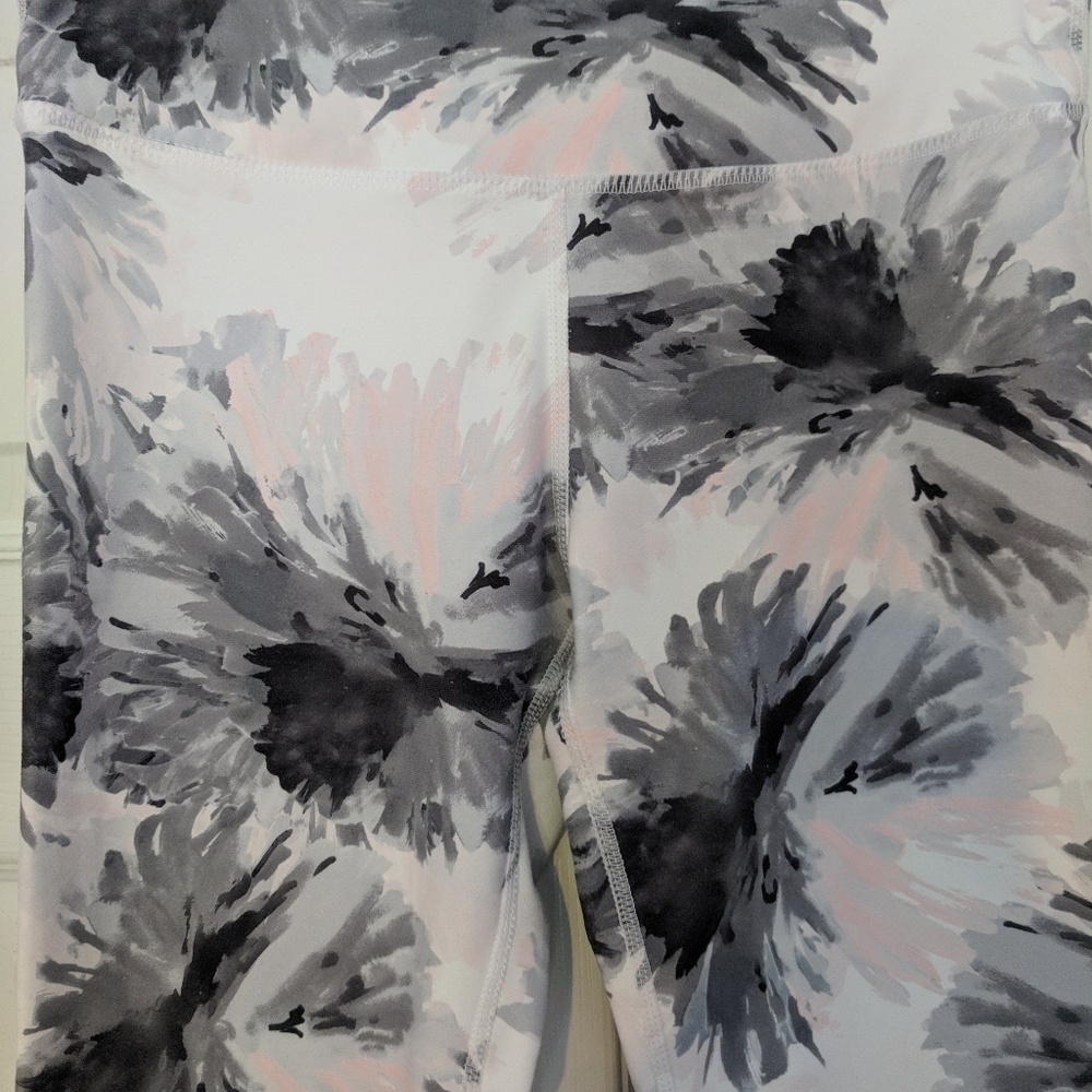 Fabletics cropped pattern workout leggings - Picture 4 of 7